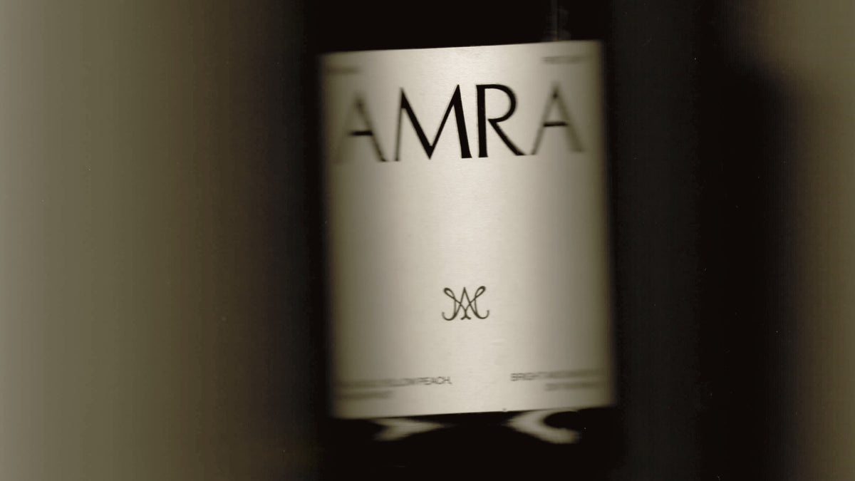 AMRA — das Etikett, im Halbdunkel