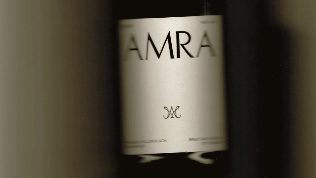 Gedeckter Tisch am Abend mit AMRA im Glas